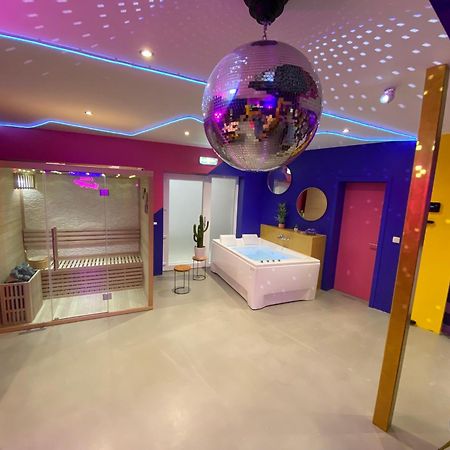 Capsule Boogie-Woogie - Jacuzzi - Sauna - Billard - Jeux - Ecran Geant - Filet Suspendu - Netflix La Louvière Exterior foto