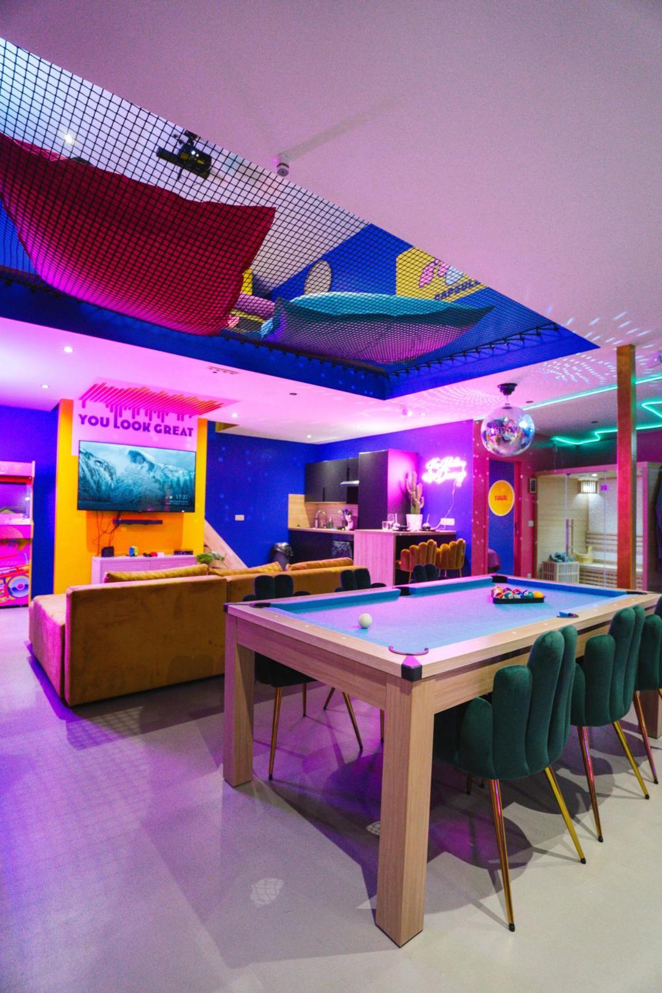 Capsule Boogie-Woogie - Jacuzzi - Sauna - Billard - Jeux - Ecran Geant - Filet Suspendu - Netflix La Louvière Exterior foto